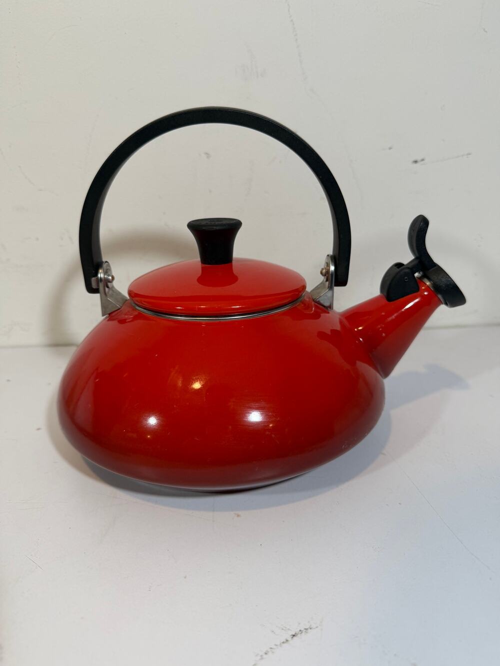 Le Creuset Zen Tea Kettle Red Enamel on Steel Whistling 1.6 Qt 1.5 L Induction